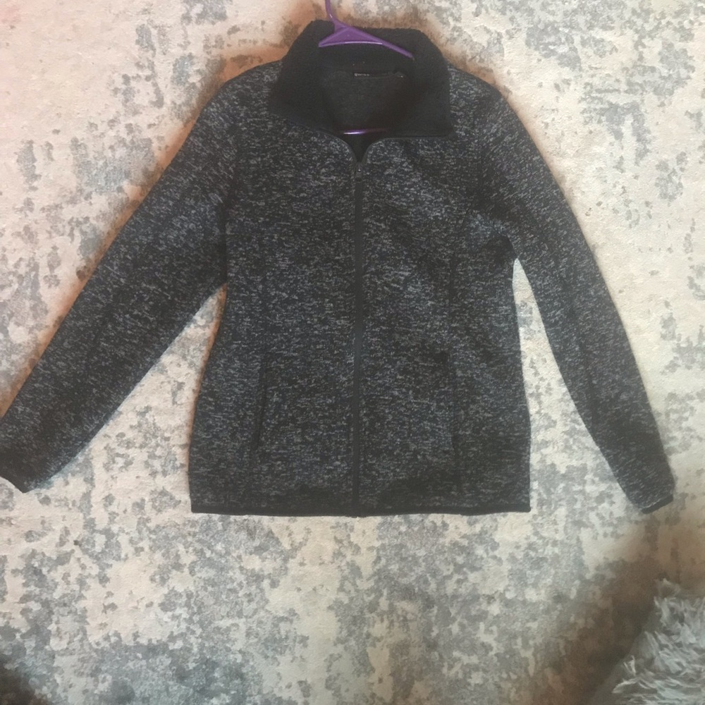 Gray/Black zip up cozy sweater Size M🌸🌸